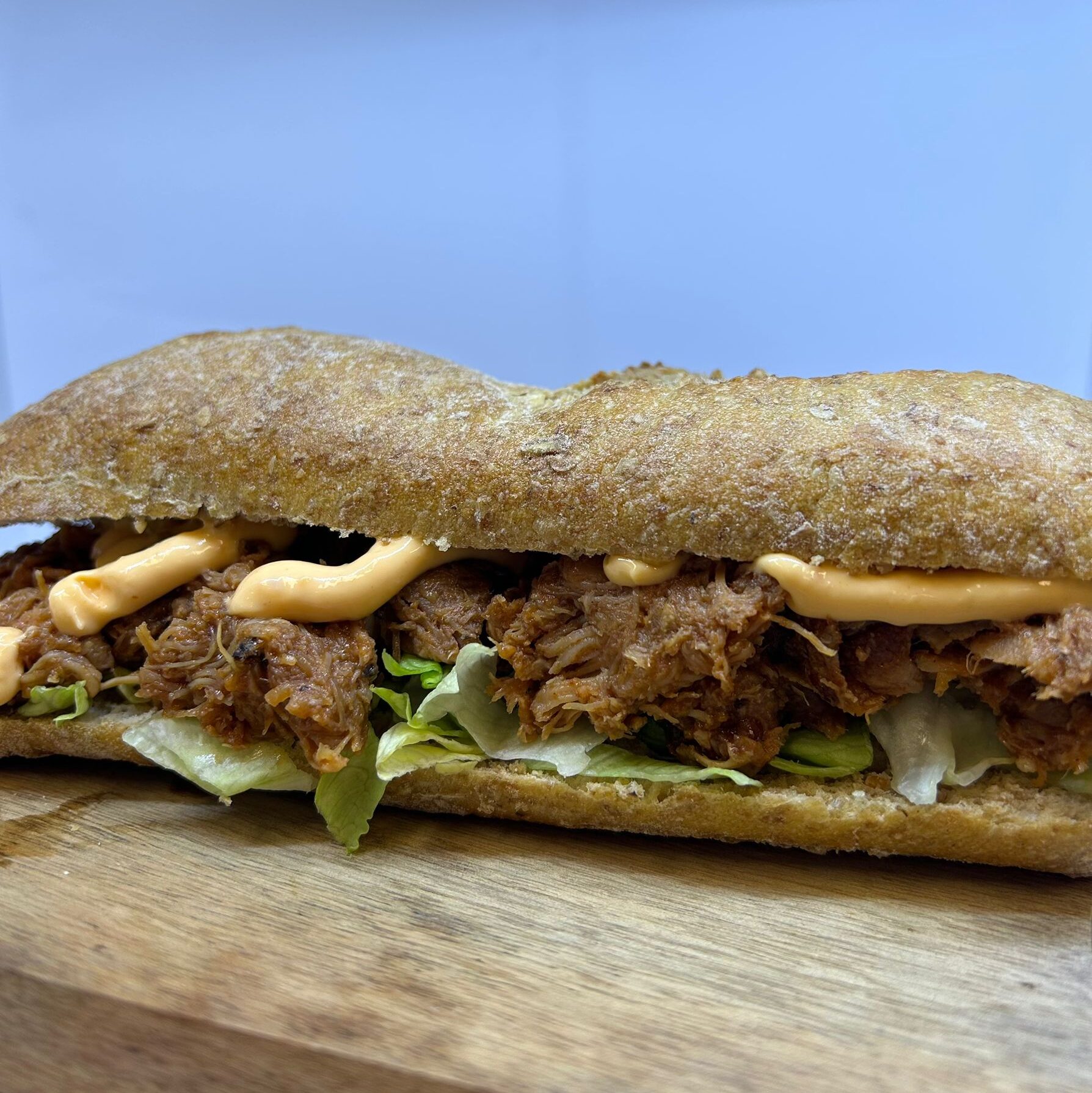 Featured image for “Broodje Pulled chicken met samoerai saus”